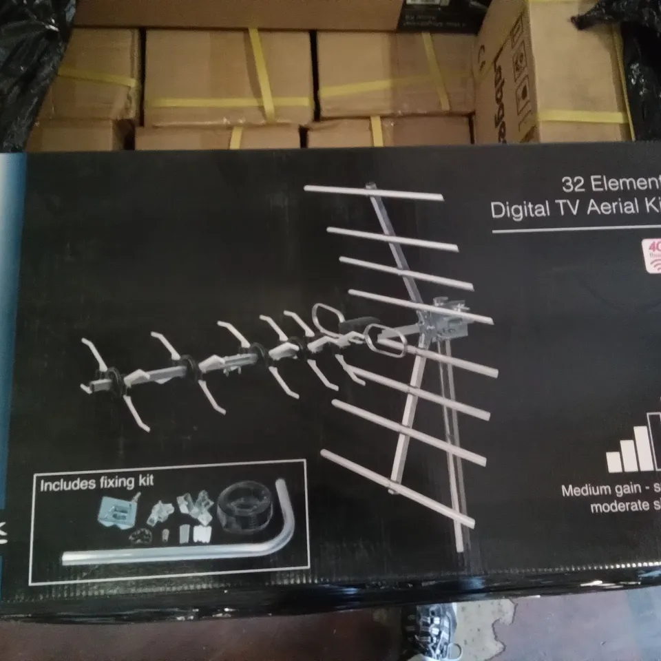 PALLET OF ASSORTED ELECTRONICS INCLUDING LAB GEAR OUTLET MODULE - SATELLITE F, SLX 32 ELEMENT DIGITAL TV AERIAL KIT, SLX 4 WAY MEGABOOST AERIAL KIT