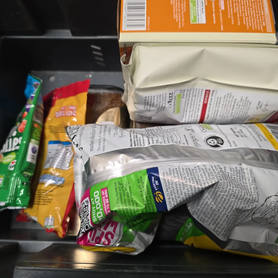 APPROXIMATELY 12 ASSORTED FOOD & DRINK ITEMS TO INCLUDE - MALTESERS , NESCAFE GOLD , SOIR PATCH KIDS ETC