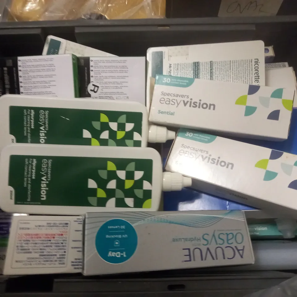 LARGE QUANTITY OF ASSORTED EYECARE ITEMS TO INCLUDE SPECSAVERS, ACUVUE AND BAUSCH AND LOMB 
