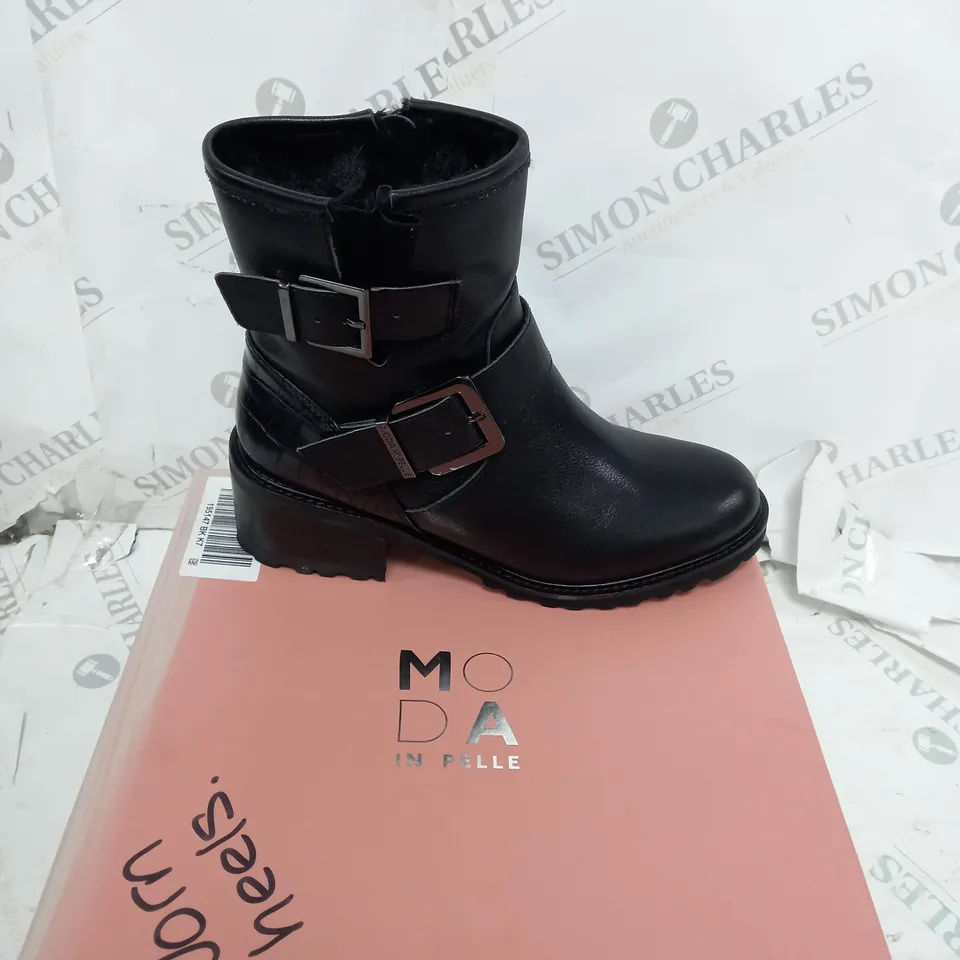 BOXED PAIR OF MODA IN PELLE CORNELLE BLACK LEATHER BOOTS - UK 7