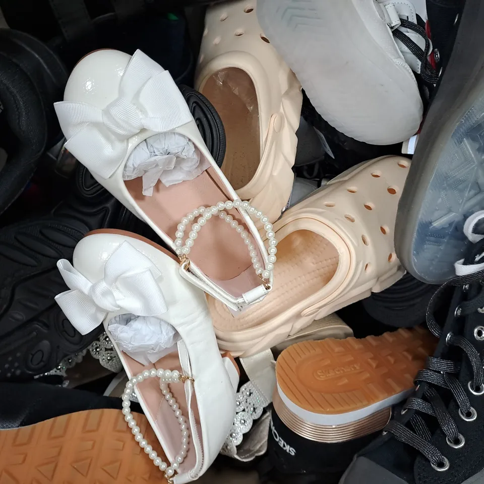 BOX OF APPROXIMATELY 20 ASSORTED PAIRS OF SHOES AND FOOTWEAR ITEMS IN VARIOUS COLOURS, STYLES, AND SIZES - COLLECTION ONLY