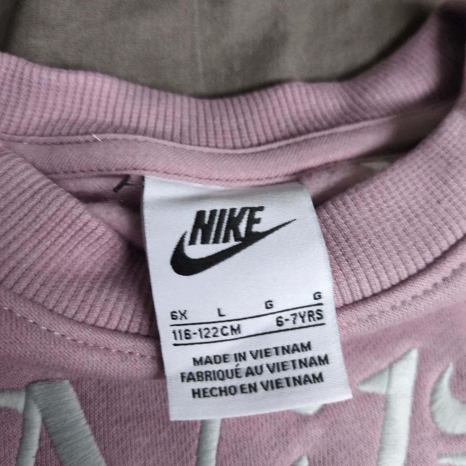 NIKE KIDS LILAC SWEATSHIRT & JOGGER SET – UK 6-7 YRS (6X, 116-122 CM)