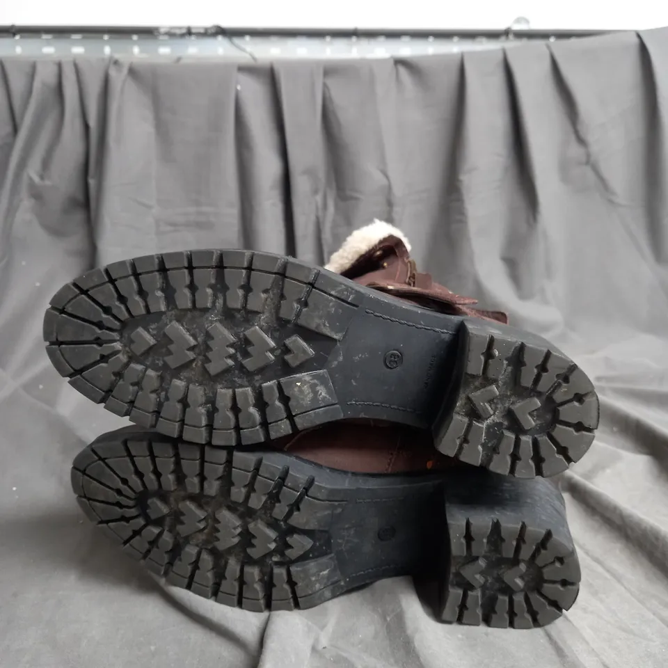 BOXED RUTH LANGSFORD CASUAL BOOTS, OAK - SIZE 5