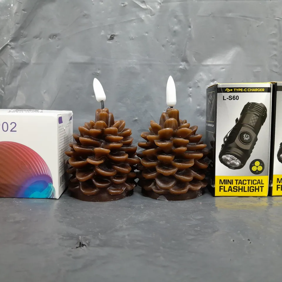 APPROXIMATELY 15 ASSORTED HOUSEHOLD ITEMS TO INCLUDE MINI TACTICAL FLASHLIGHT, DECORATIVE PINECONE LIGHT, ETC