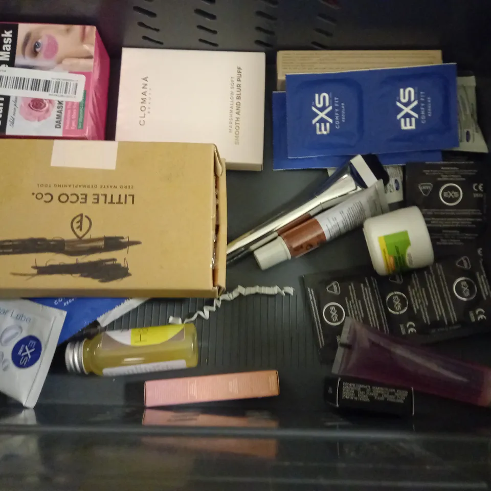 LOT OF APPROXIMATELY 25 ASSORTED HEALTH AND BEAUTY ITEMS TO INCLUDE REVOLUTION FACIAL ROLLER, EMULSIFYING OINTMENT, BIOLACE CONDITIONING CREAM AND NECK FIRMING CREAM