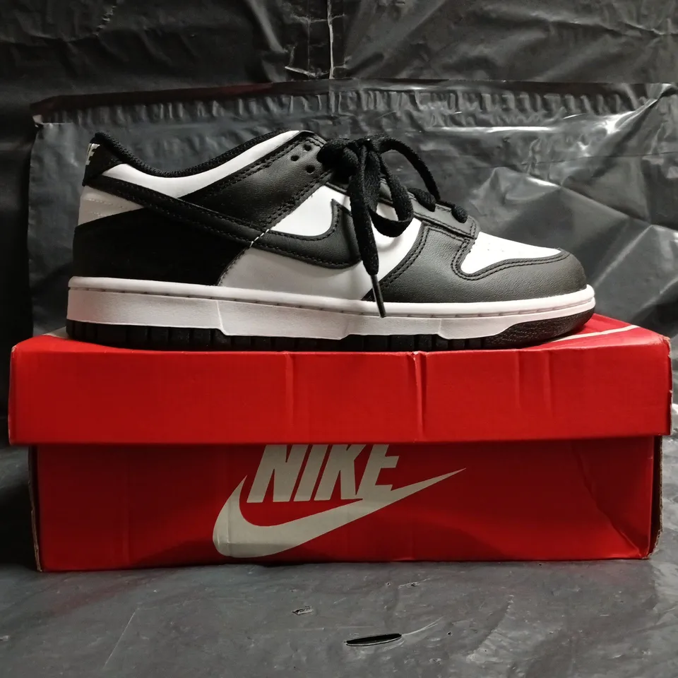 BOXED PAIR OF NIKE DUNK LOW TRAINERS IN BLACK/WHITE SIZE UK 6