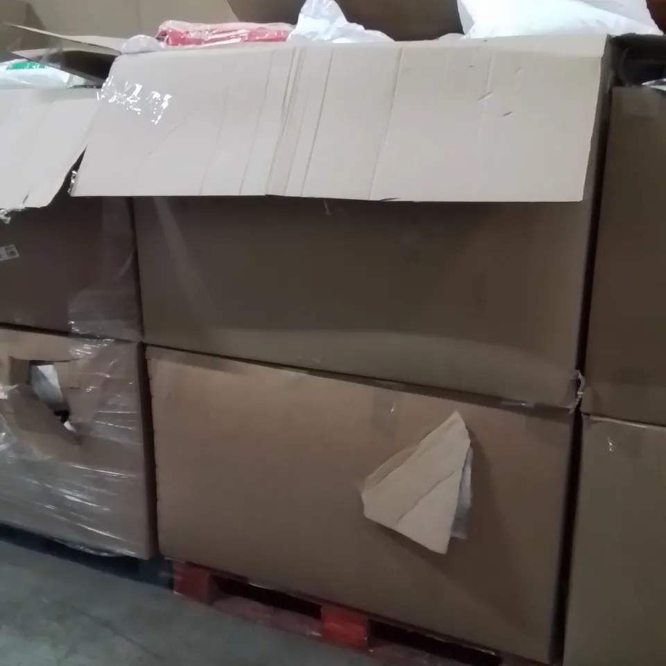 PALLET CONTAINING A LARGE QUANTITY OF PILLOWS 