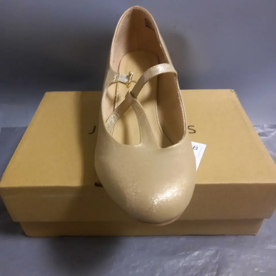 JD WILLIAMS LADIES LOW HEEL COURT SHOES GOLD SIZE 9