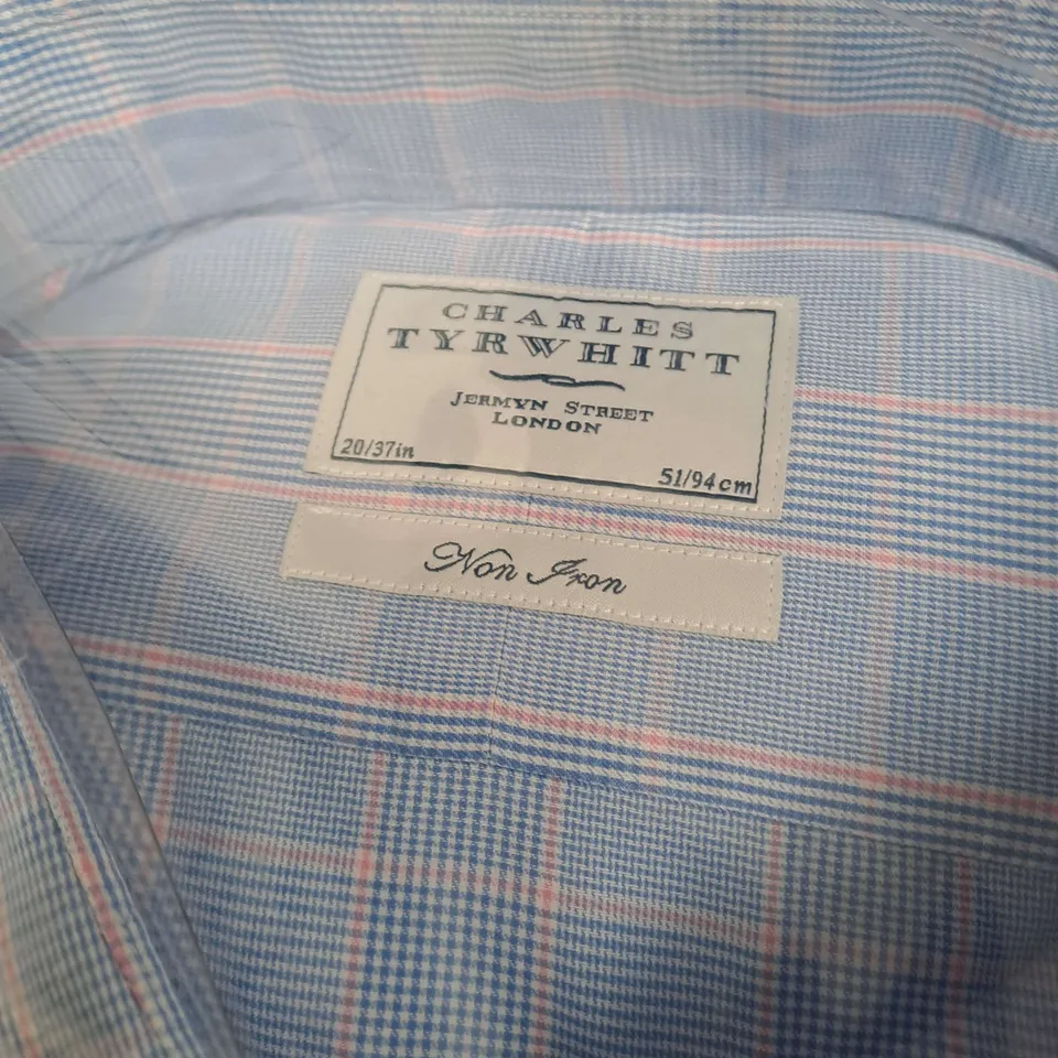 CHARLES TYRWHITT NON IRON SHIRT IN BLUE/PINK SIZE 37"
