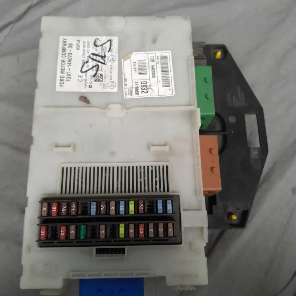 FORD FUSE BOX 