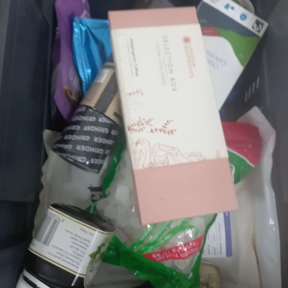 BOX OF APPROXIMATELY 10 ASSORTED ITEMS TO INCLUDE BLACK PEPPER, PROTEIN POWDER, SELECTION BOX ETC