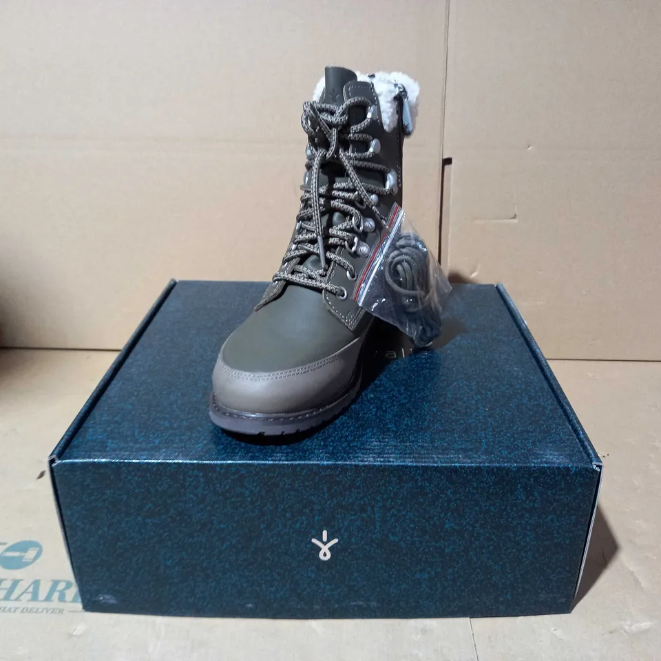 BOXED PAUR OF EMU OKAB FAUX LEATHER BOOTS IN DARK OLIVE UK SIZE 5