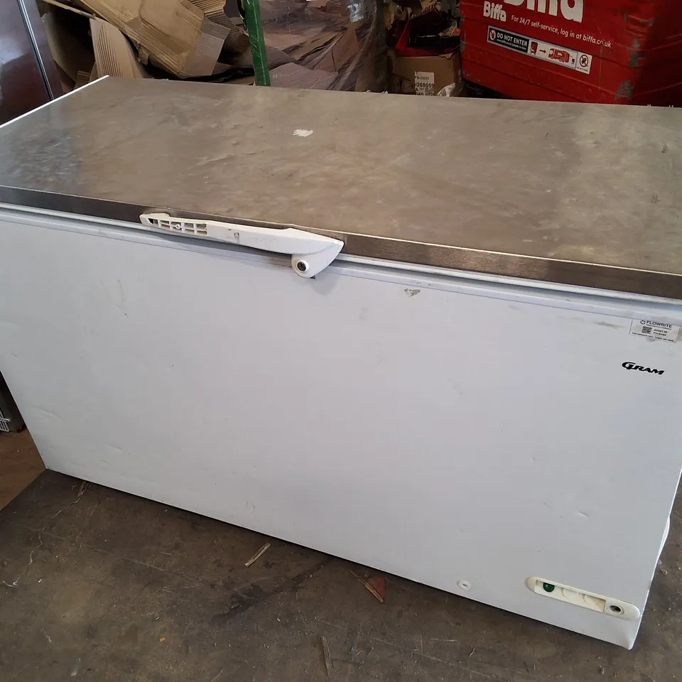 GRAM CF 41S XLE 360 LTR WHITE LOW-ENERGY CHEST FREEZER WITH STAINLESS STEEL LID