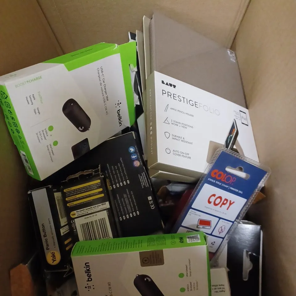 BOX OF APPROXIMATLEY 15 ASSORTED ITEMS TO INCLUDE IPAD MINI CASE, SPECTRUM NOIR PENS, USB-C CAR CHARGER ETC