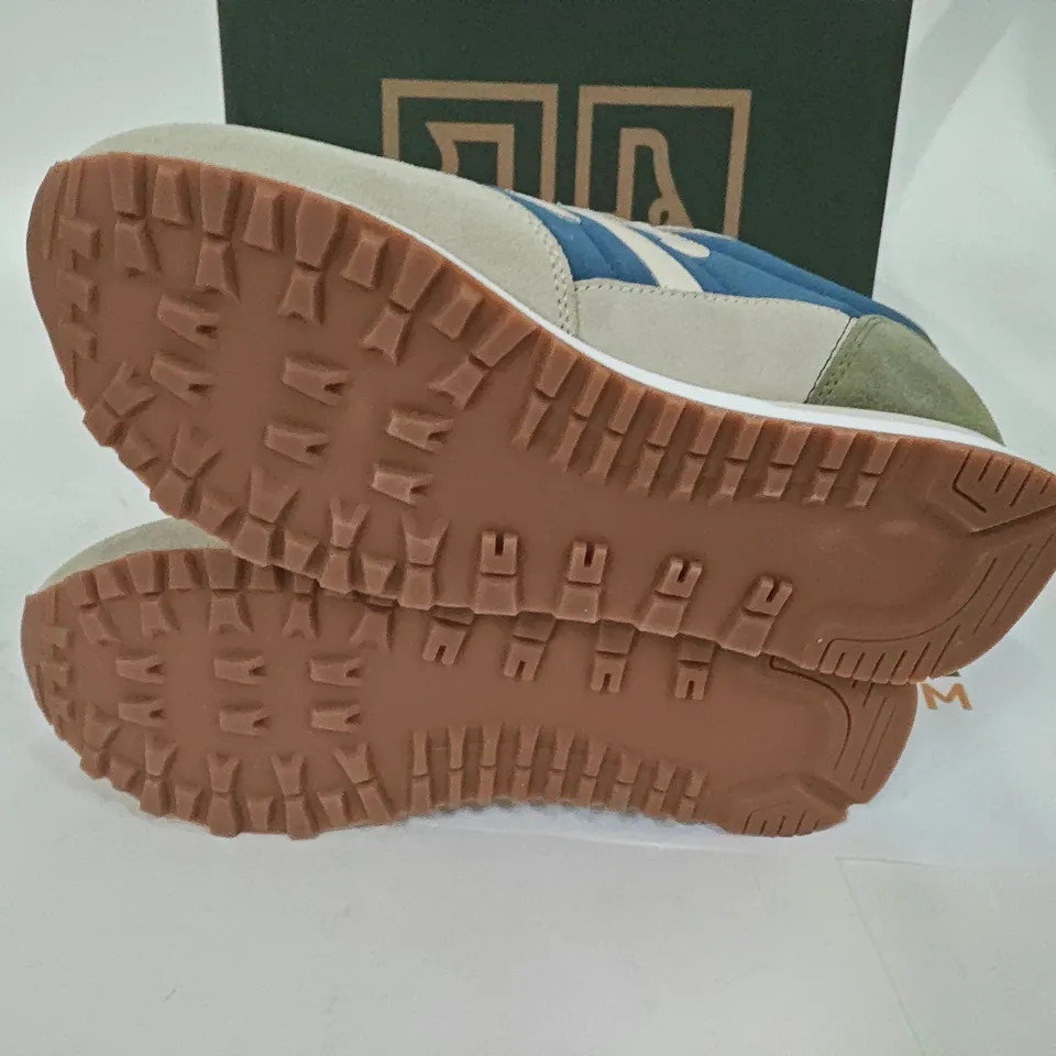 BOXED PAIR OF WUSHU RUYI CLUB TRAINERS - UK 6