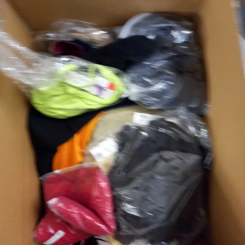 LOT OF ASSORTED CLOTHING AND ACCESSORIES TO INCLUDE; T-SHIRTS, JUMPERS ETC