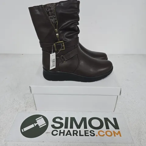 BOXED PAIR OF SHOES BY EMMA CATALINA BOOTS IN DARK BROWN - UK 5