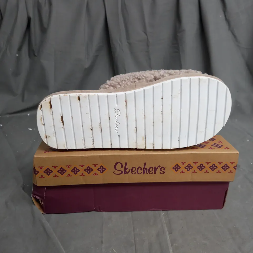 SKECHERS COZY SLIPPERS TUAPE SIZE 6