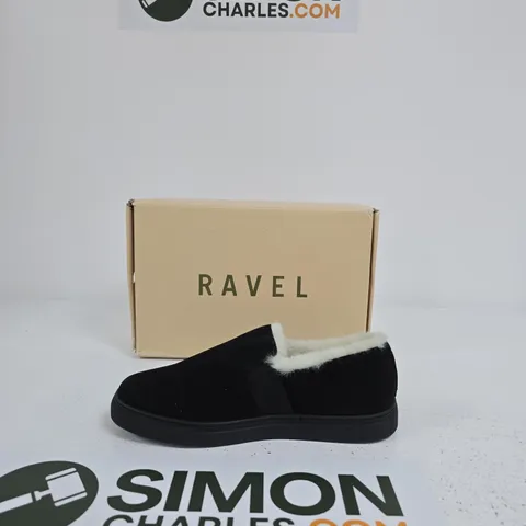 RAVEL BLACK FAUX-FUR LINED SLIPPERS – WOMEN’S INDOOR FOOTWEAR SIZE 8