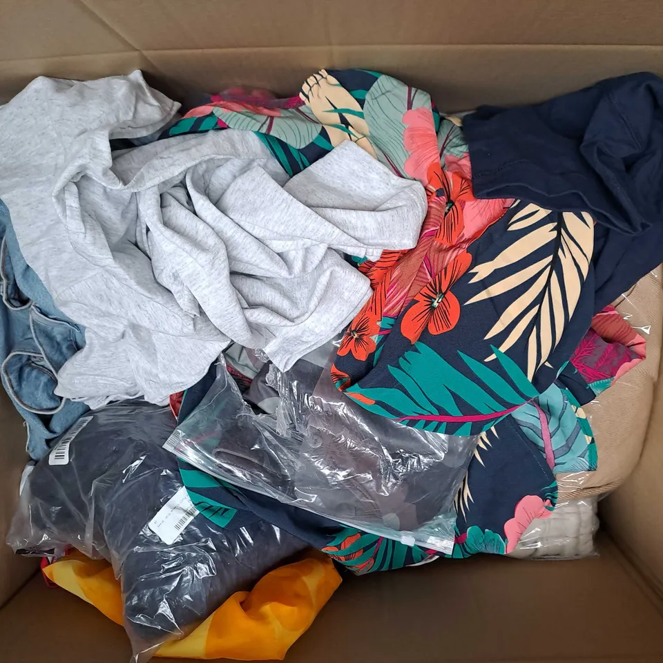 BOX OF APPROXIMATELY 25 ASSORTED CLOTHING ITEMS TO INCLUDE - JEANS , T-SHIRT , SKIRT ETC