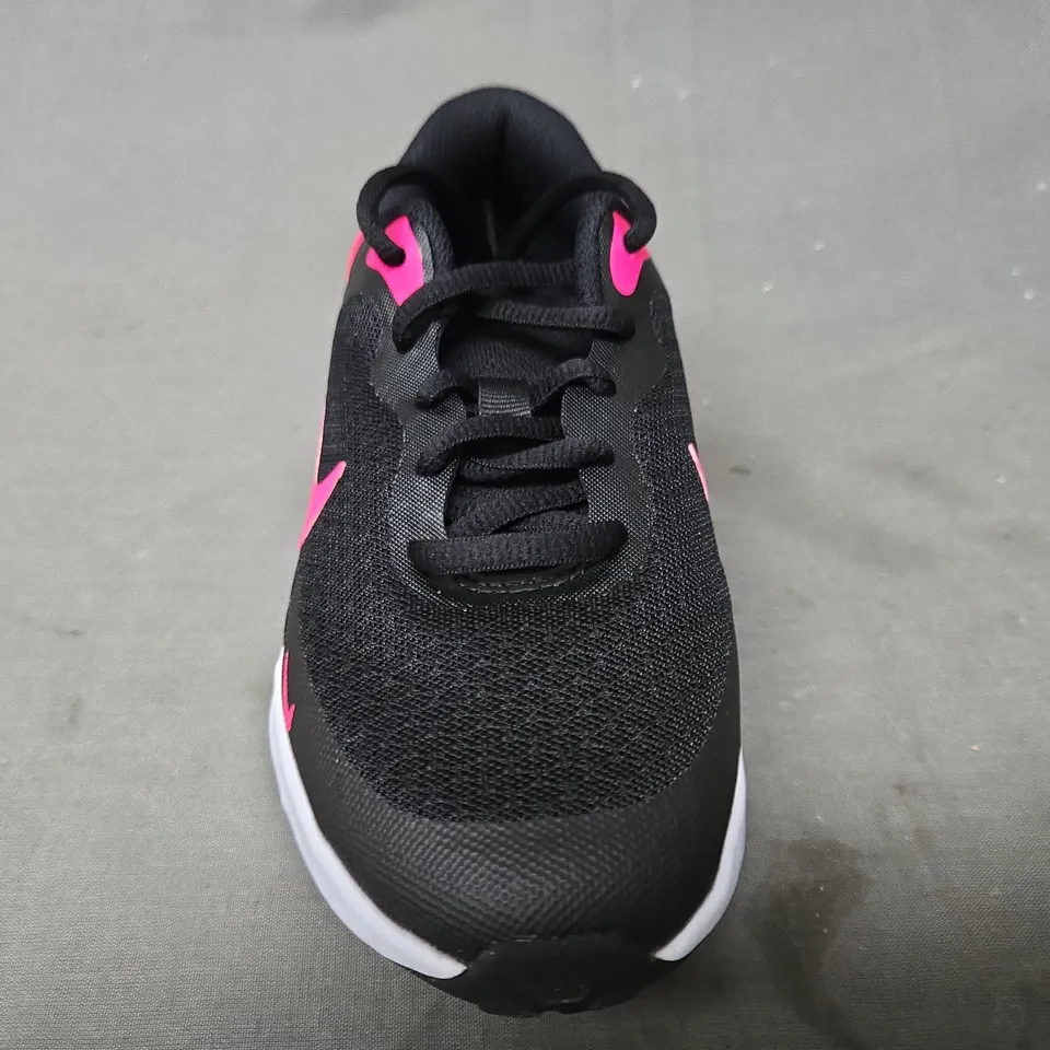 BOXED PAIR OF NIKE REVOLUTION 7 SHOES IN BLACK/PINK UK SIZE 1