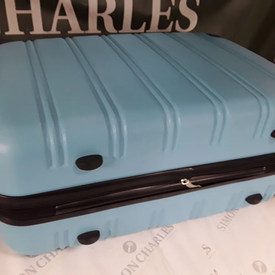 HARD SHELLED MEDIUM SUITCASE IN BLUE