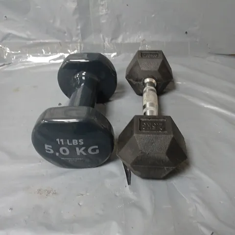 LOT OF 2 DUMBBELLS 1 X 2,5KG AND 1 X 5KG