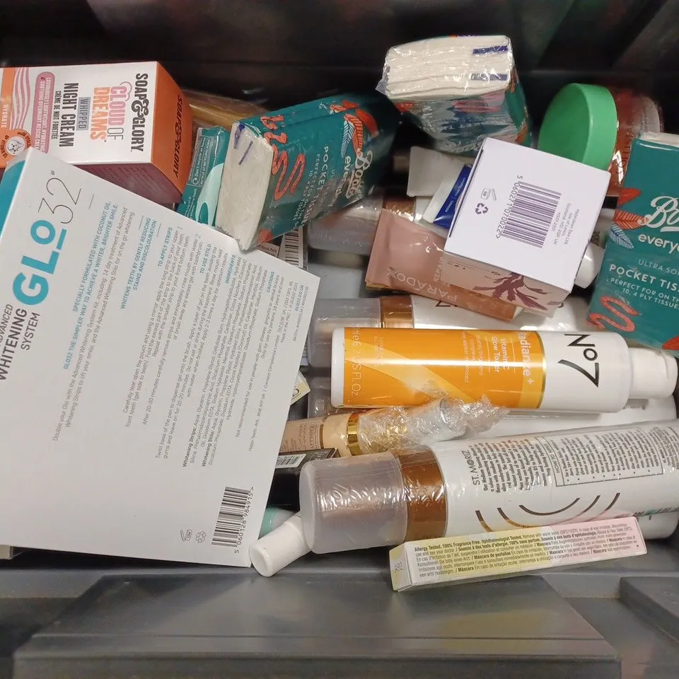 BOX OF APPROX 20 ASSORTED HEALTH AND BEAUTY ITEMS TO INCLUDE - SOAP GLORY SPEED PLUMP HYDRATING DAY LOTION - ISHGA BODY OIL - DOVE CARE VISABLE GLOW SELF TAN LOTION ECT