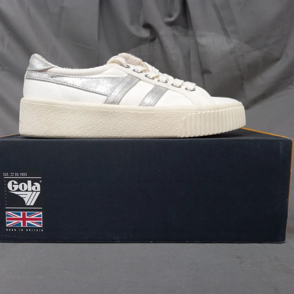 BOXED PAIR OF GOLA BASELINE MARK COX CANVAS SHOES IN WHITE/METALLIC SILVER UK SIZE 4