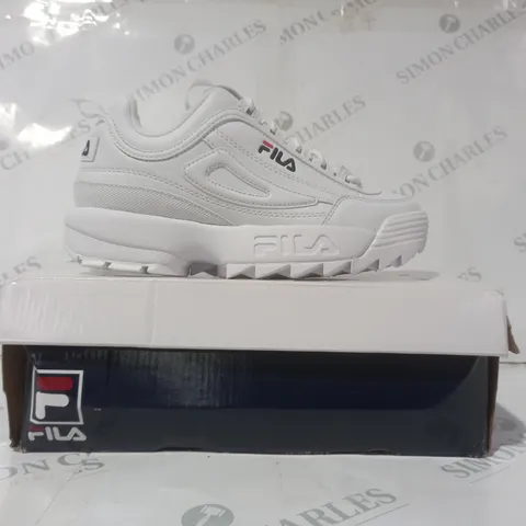 BOXED PAIR OF FILA DISRUPTOR KIDS SHOES IN WHITE UK SIZE 4.5