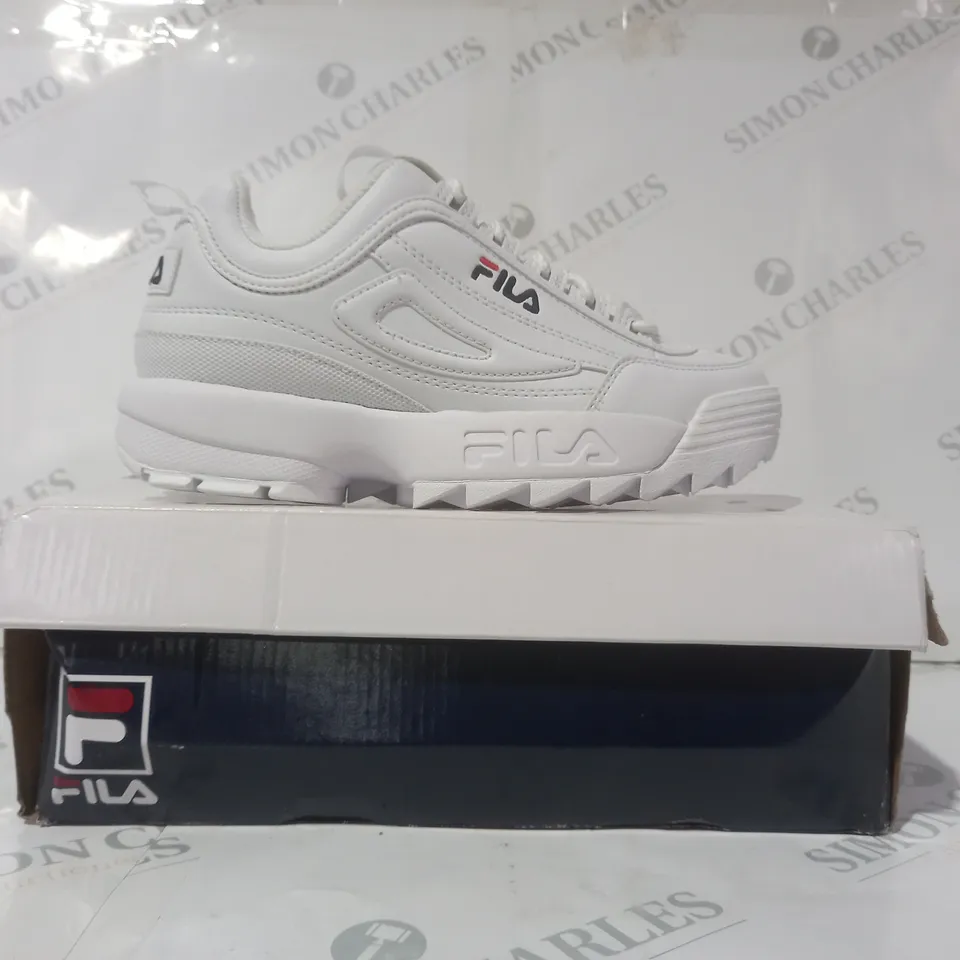 BOXED PAIR OF FILA DISRUPTOR KIDS SHOES IN WHITE UK SIZE 4.5