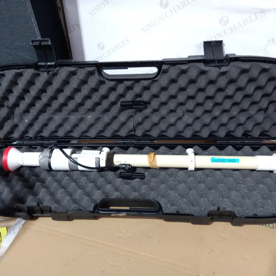LOT OF 2 ASSORTED HOUSEHOLD ITEMS TO INCLUDE DESIGNER BLACK CASE AND DESIGNER ELECTRICAL PIPE