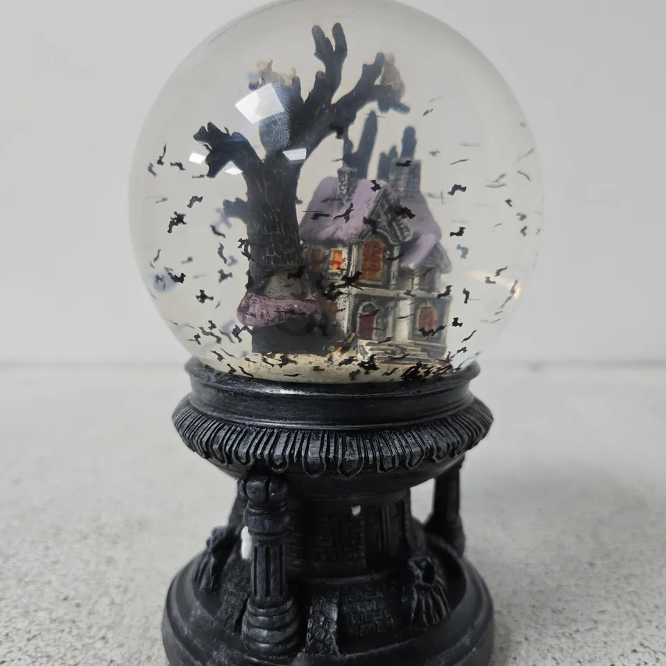 SPOOKY SCENE SNOWGLOBE WITH MUSIC HALLOWEEN DECORATION