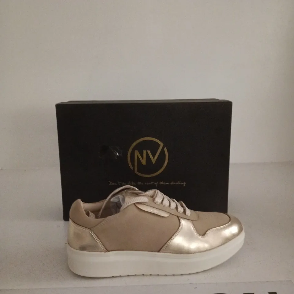 NV WOMEN'S BEIGE METALLIC SNEAKERS WITH WHITE SOLE – BOXED