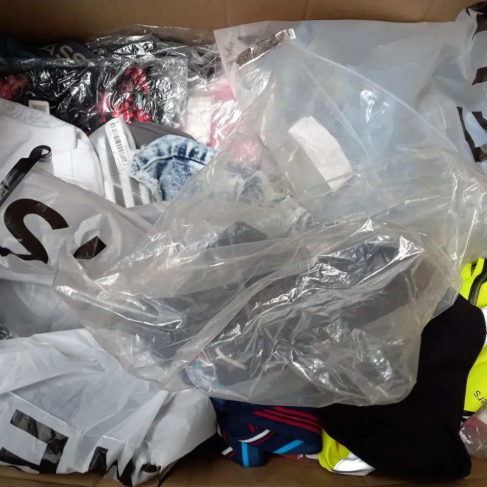 BOX OF APPROXIMATELY 25 ASSORTED CLOTHING ITEMS TO INCLUDE - SHIRT , T-SHIRT , TROUSERS ETC