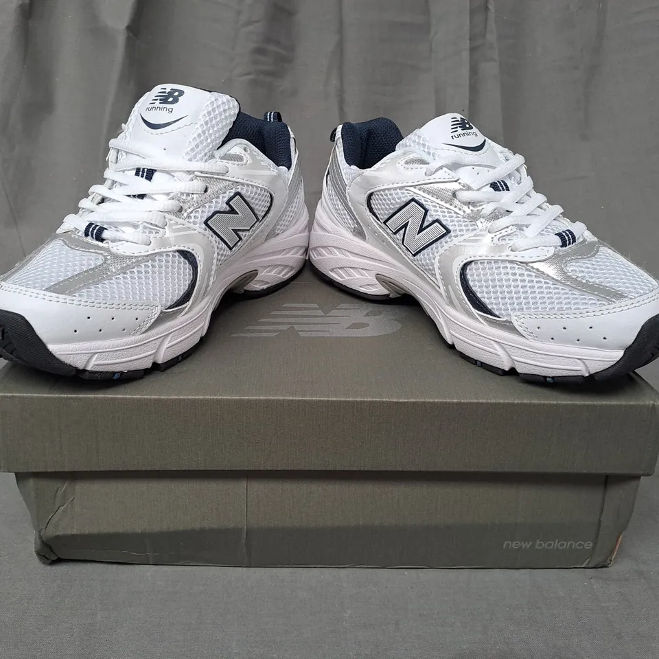 BOXED PAIR OF NEW BALANCE 530 TRAINERS IN WHITE/METALLIC SILVER UK SIZE 5