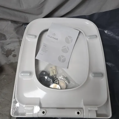 BLUMFELDT WHITE TOILET SEAT WITH FITTINGS – SAN1-LAMERA (BOXED)