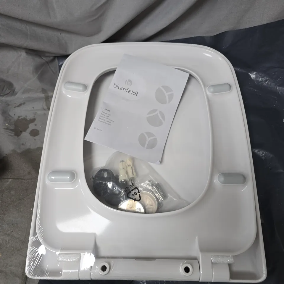 BLUMFELDT WHITE TOILET SEAT WITH FITTINGS – SAN1-LAMERA (BOXED)