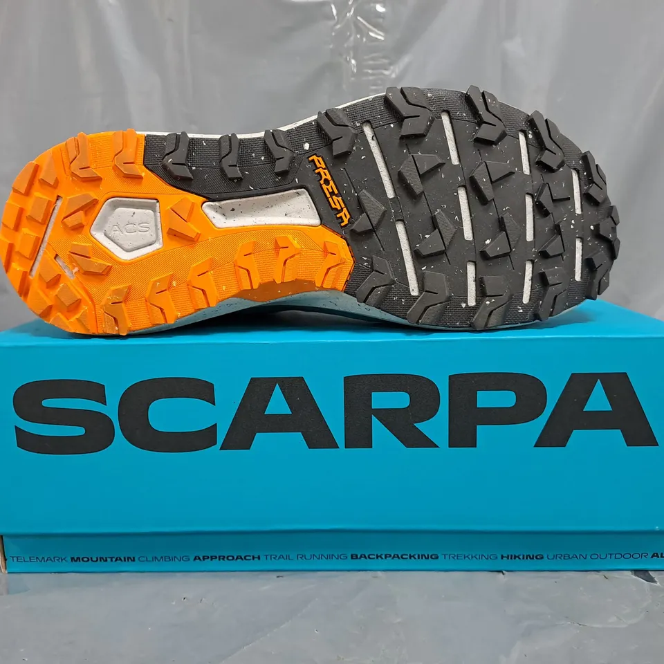 BOXED PAIR OF SCARPA SPIN PLANET RUNNING SHOES IN AZURE/BLACK SIZE UK 10.5