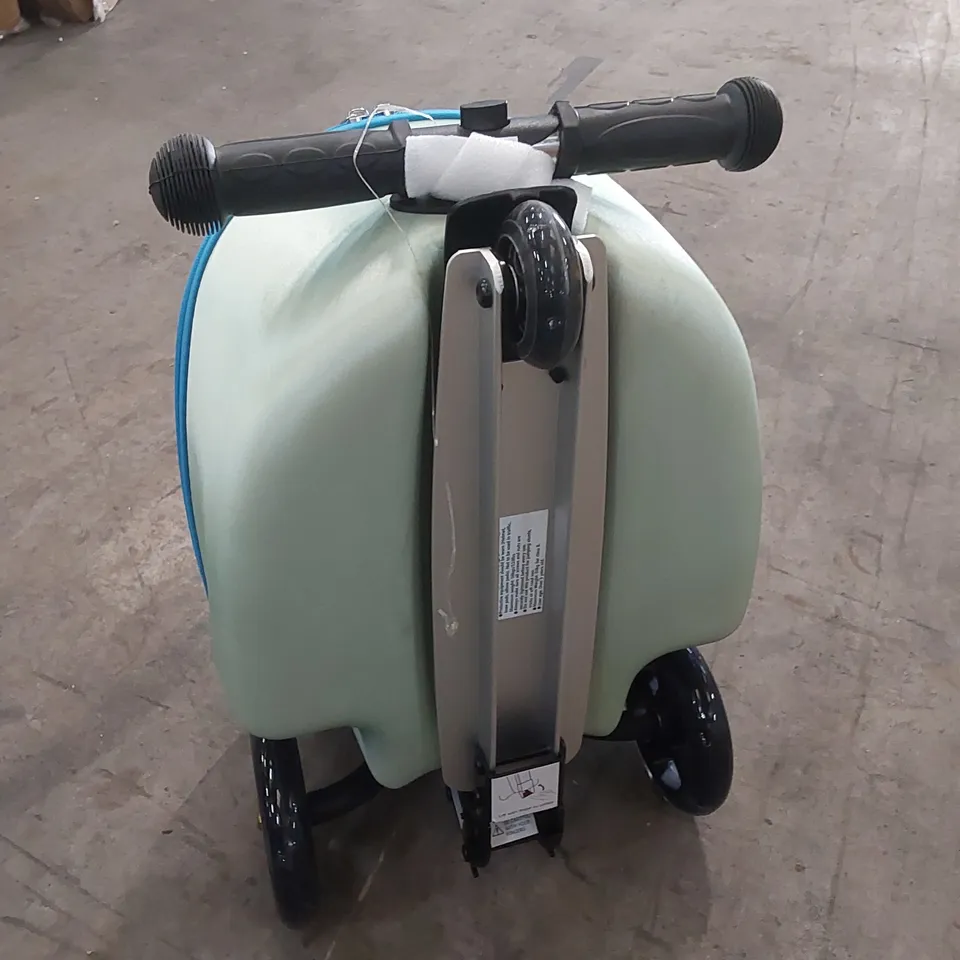 CHILDREN'S SUITCASE WITH FOLD DOWN SCOOTER