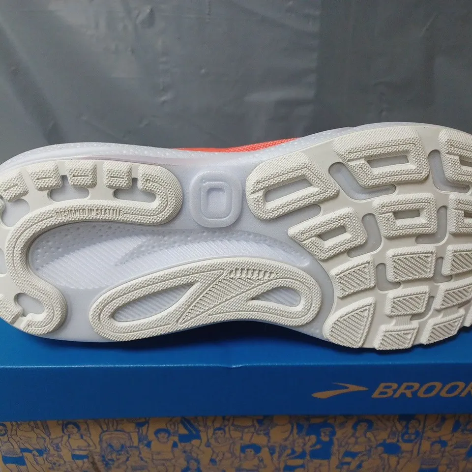 BOXED PAIR OF BROOKS ADRENALINE GTS 24 TRAINERS IN RED - UK 7