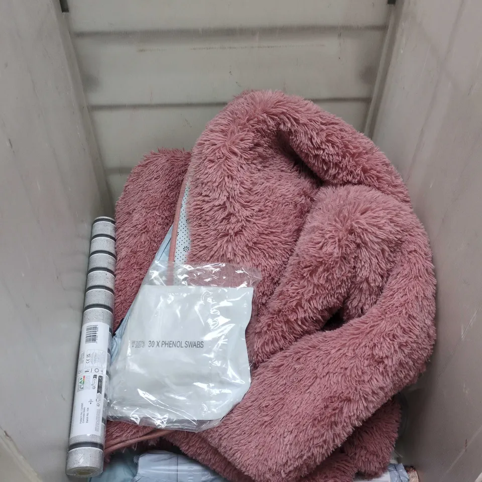 CAGE OF APPROX 15 ASSORTED HOUSEHOLD ITEMS TO INCLUDE RUG, WALLPPAER AND BACKPACK 