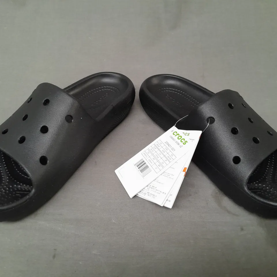 PAIR OF CROCS CLASSIC SLIDE V2 FOOTBED SLIDERS IN BLACK UK SIZE M5/W6