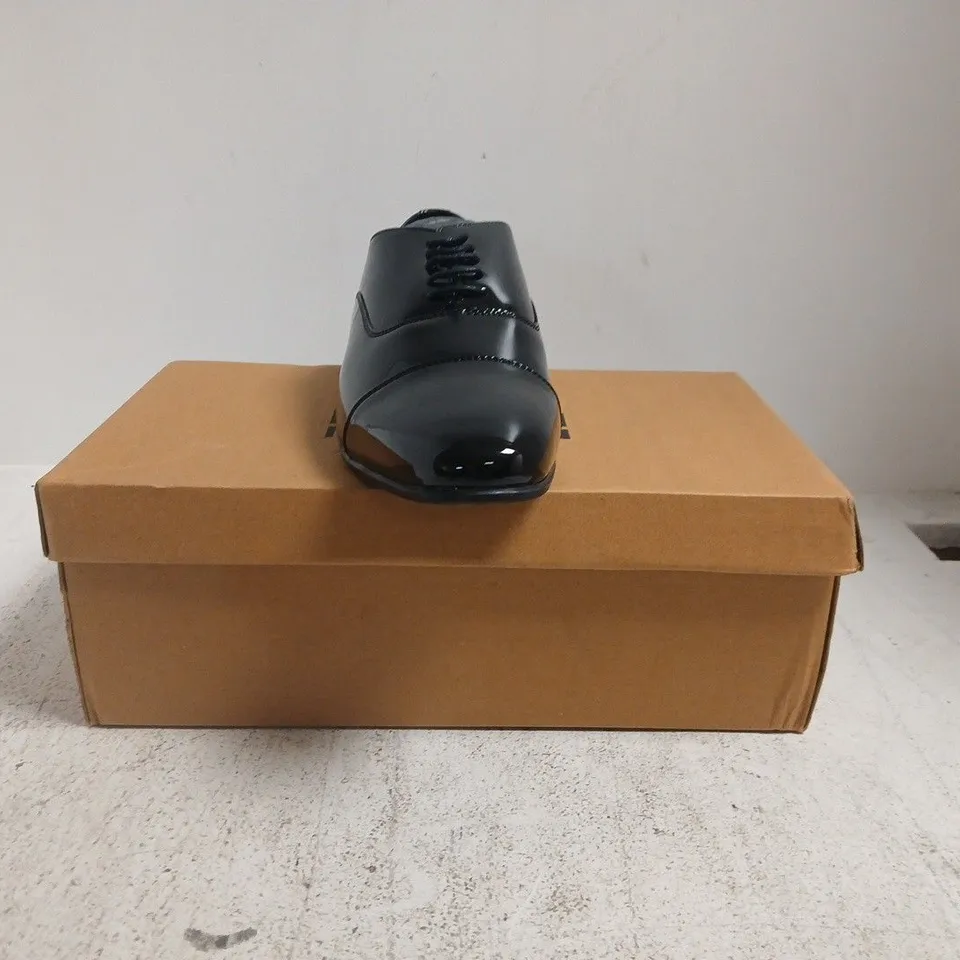 BOXED PAIR OF MAN LACE UP SHOES IN GLOSSY BLACK SIZE UK 9