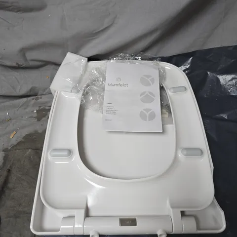 BLUMFELDT LAMERA TOILET SEAT WITH MANUAL BOXED