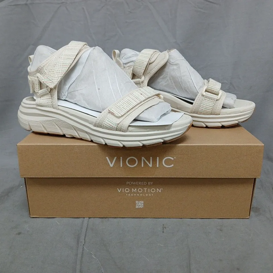 BOXED PAIR OF VIONIC WALK MAX SANDALS IN CREAM SIZE 6.5