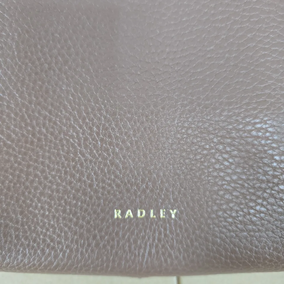 RADLEY LONDON PEBBLED LEATHER CROSSBODY BAG – BROWN, GOLD LOGO
