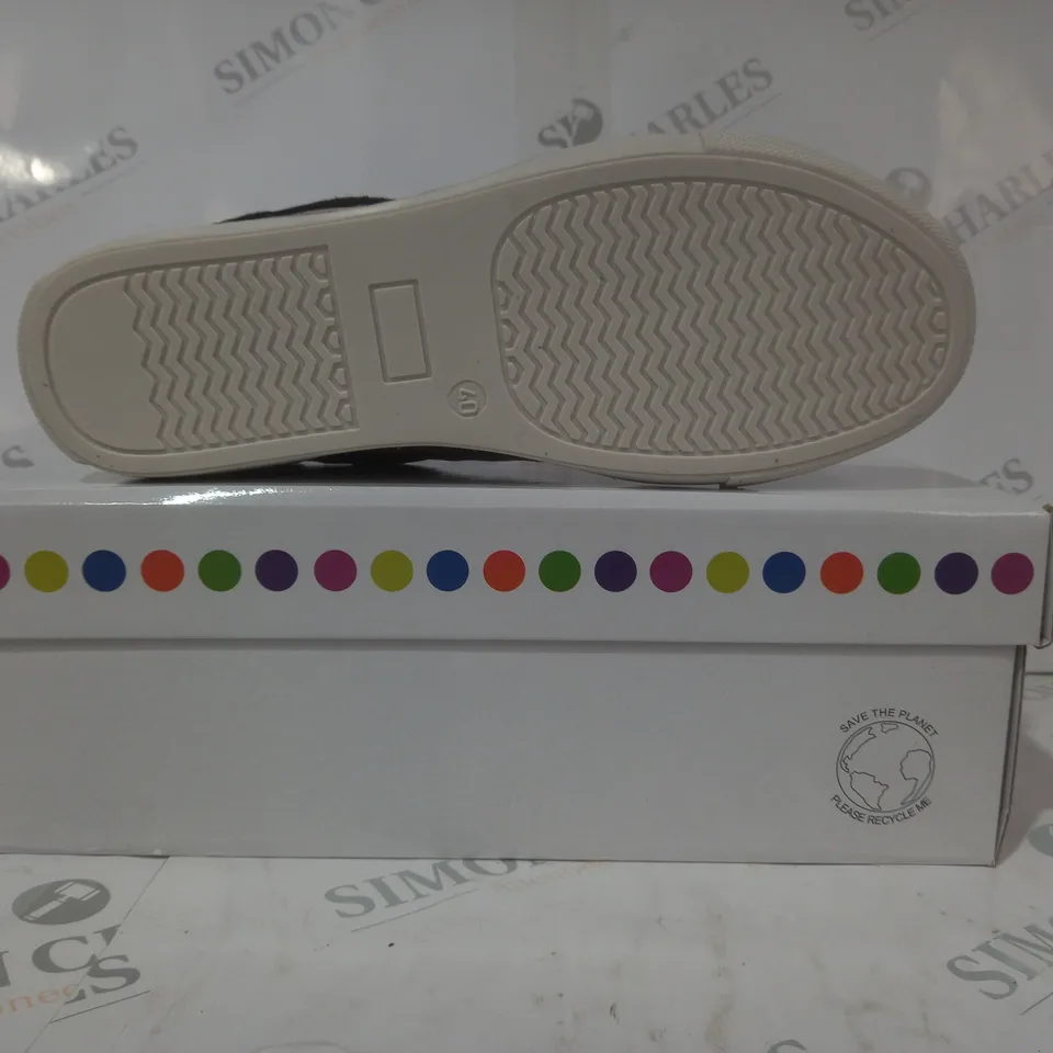 BOXED PAIR OF ADESSO SHOES IN BLACK SIZE 7