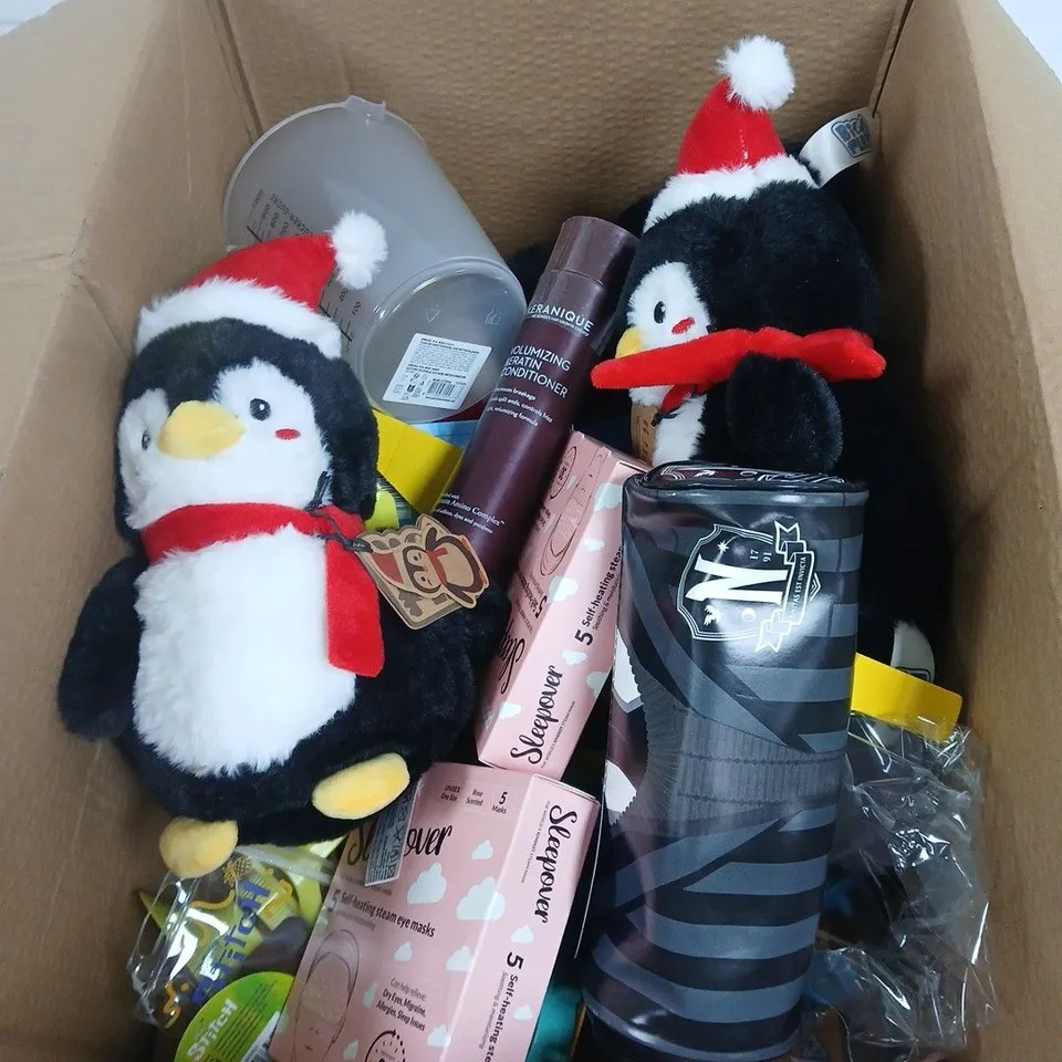 A BOX OF APPROXIMATELY 20 MIXED ITEMS INCLUDING TOYS AND COSMETIC ITEMS