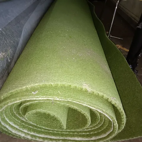 ROLL OF GREEN CARPET - SIZE UNSPECIFIED